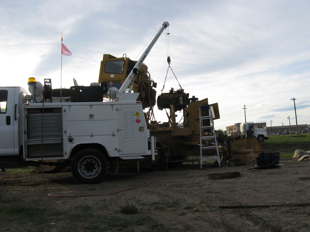Truscott Heavy Equipment - Logo