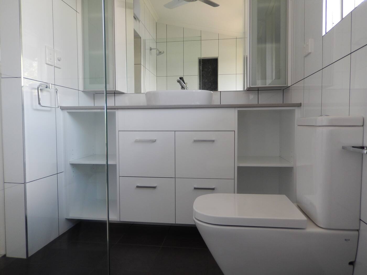 ULTIMATE BATHROOMS - Logo