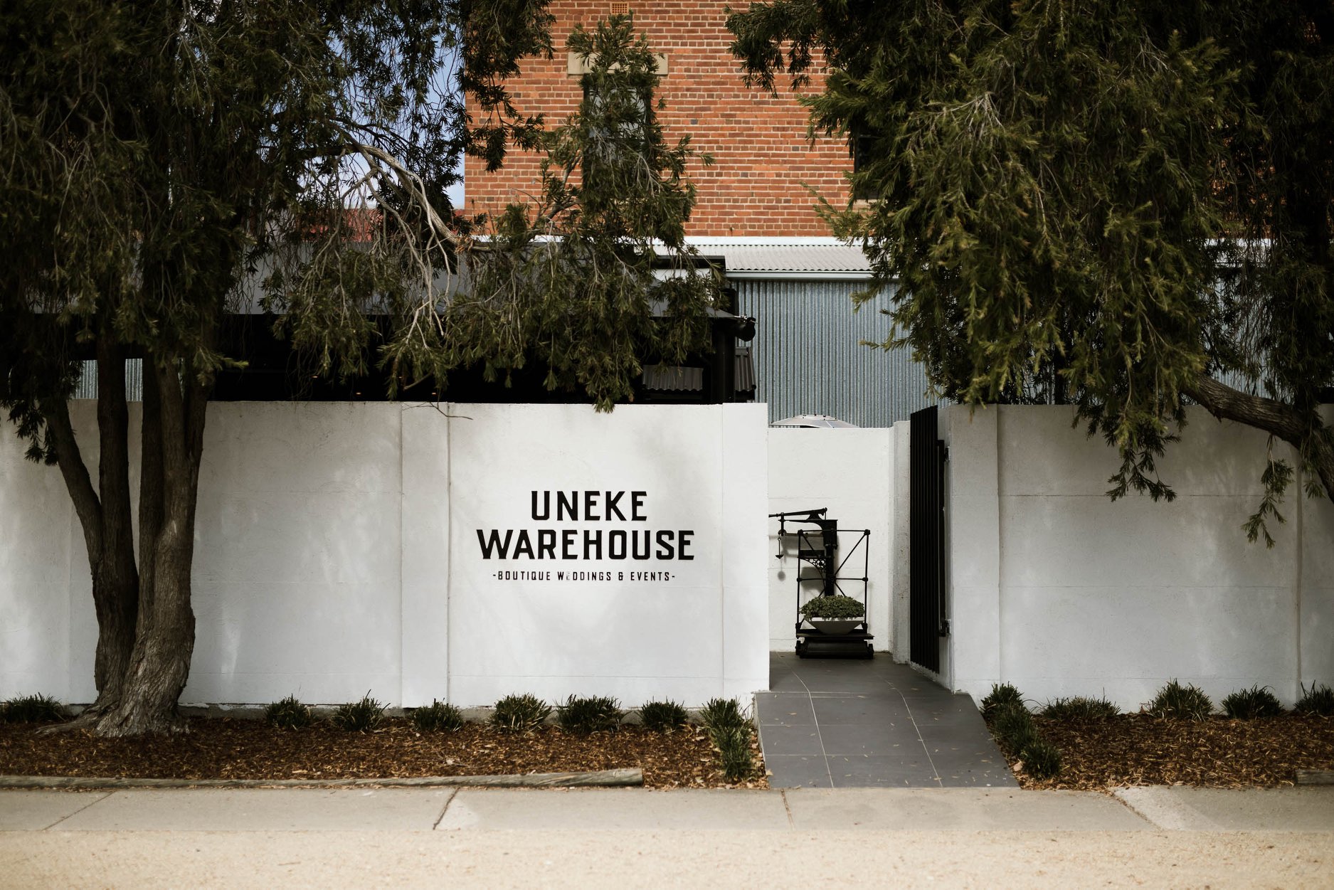 Uneke Warehouse - Logo