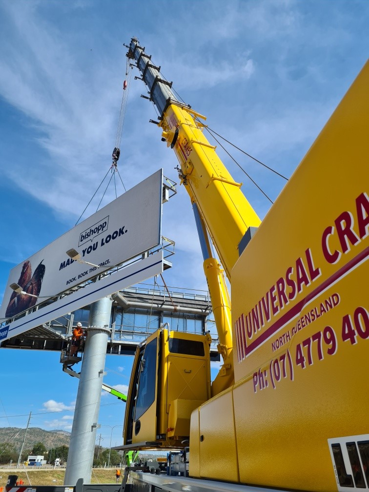 Universal Cranes (Nth Qld) Pty Ltd - Logo