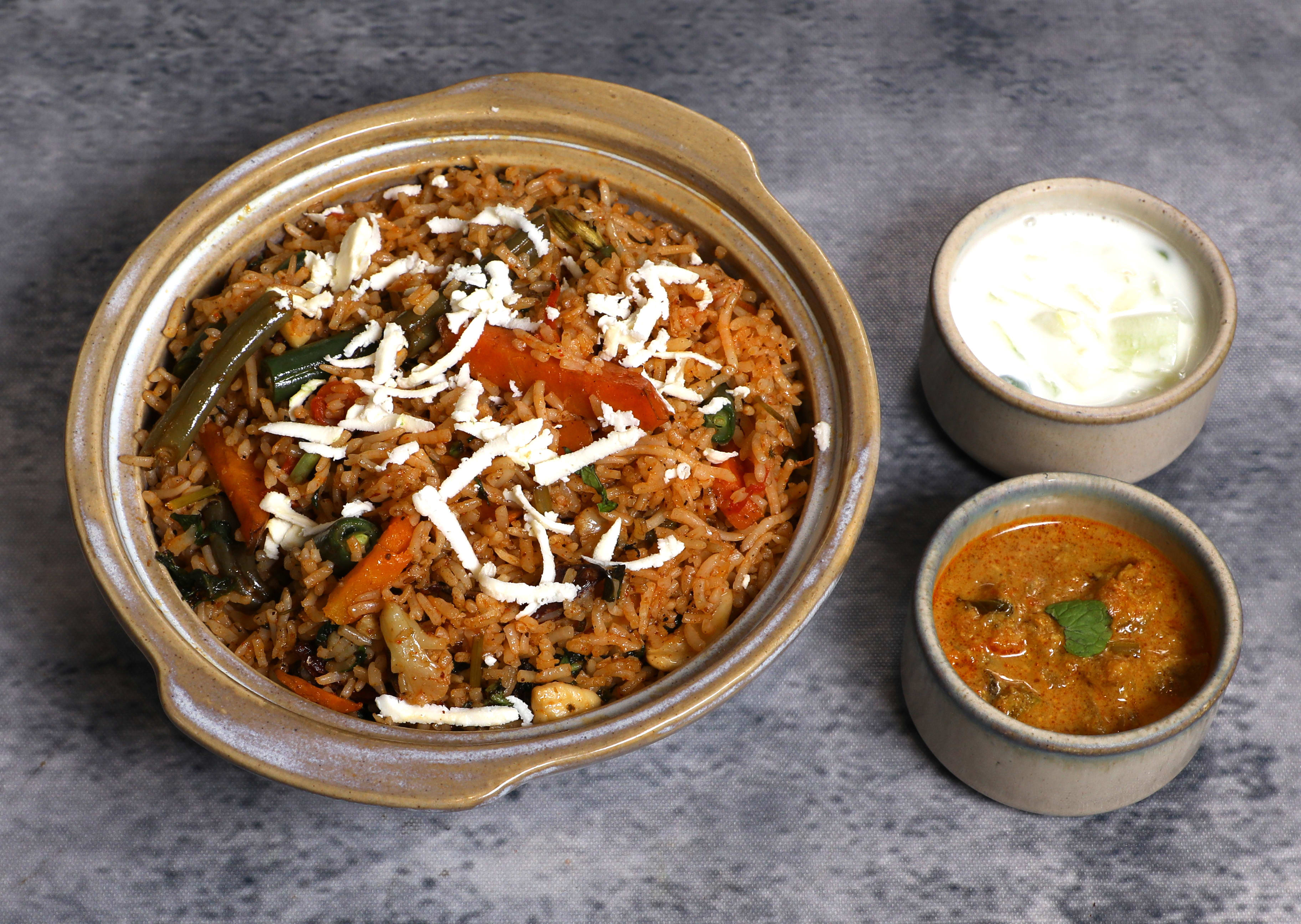 Vineeya Foods Truck - Logo