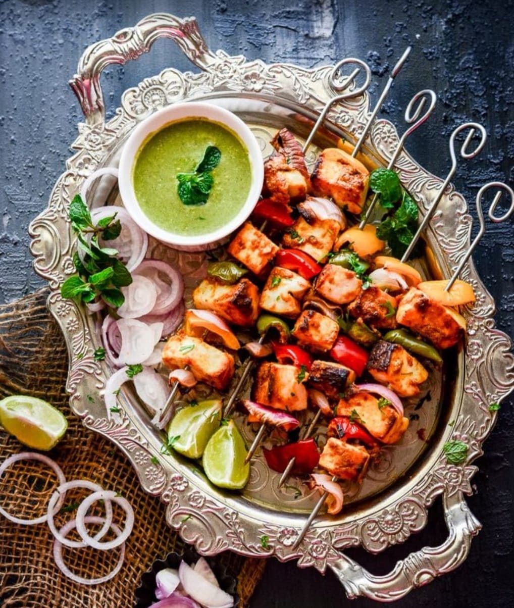 Vogue's Tandoori Hub - Logo