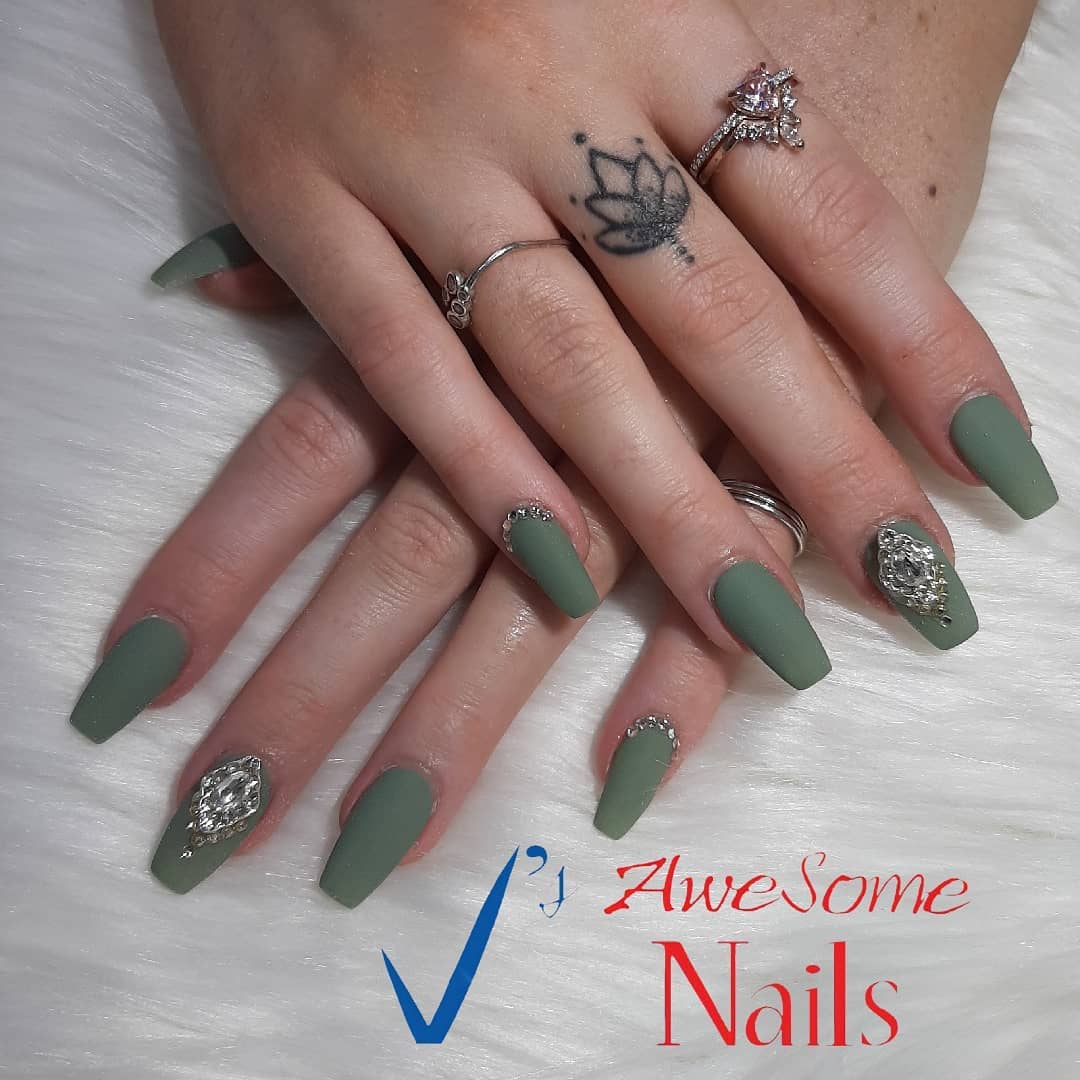 V's Awesome Nails - Logo
