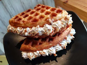 Wafflin Around - Logo