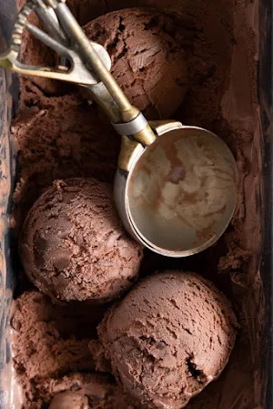 What's The Scoop - Logo