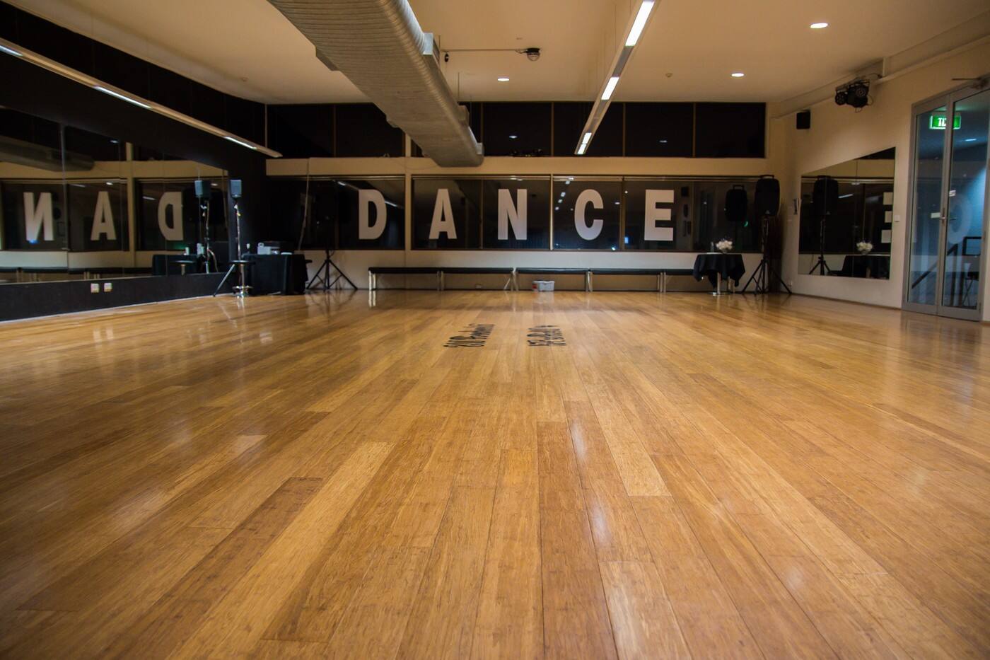 WORLDWIDE DANCE STUDIOS - Logo