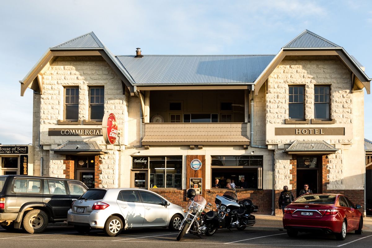 Yarragon Hotel - Logo
